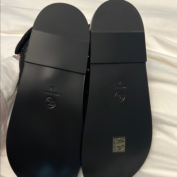 CHANEL Black Sport-Luxury Sandals with Iconic CC Logo - Picture 5 of 6